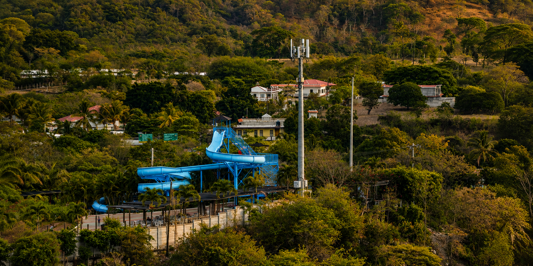 Personas disfrutando de una piscina en un parque acuático