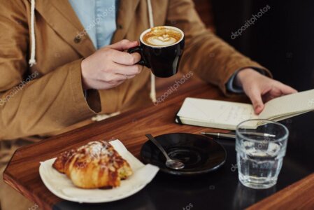 Mostrador de cafetería con repostería y personas pidiendo café