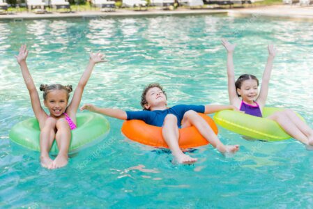 Piscina recreativa con niños jugando en el agua