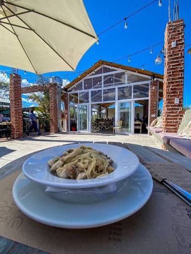Mesa con café y comida en una pequeña cafetería acogedora