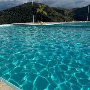 Piscina recreativa con familias disfrutando del agua